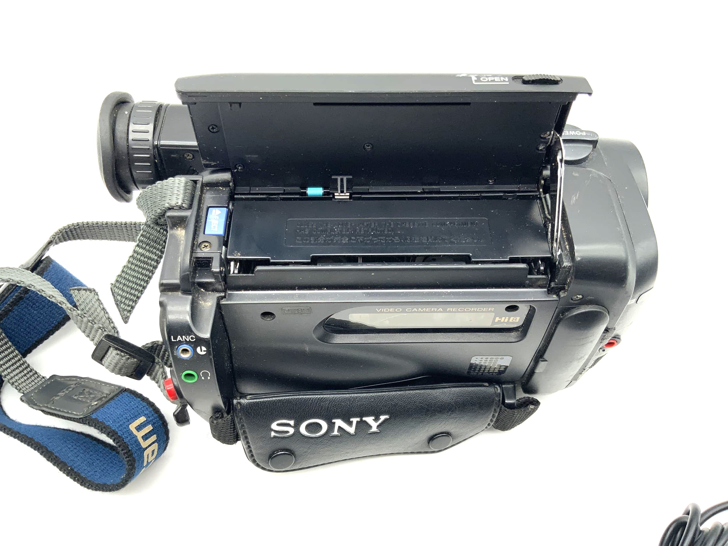 Sony Handycam video Hi8 CCD-TR680E PAL camcorder video camera with battery