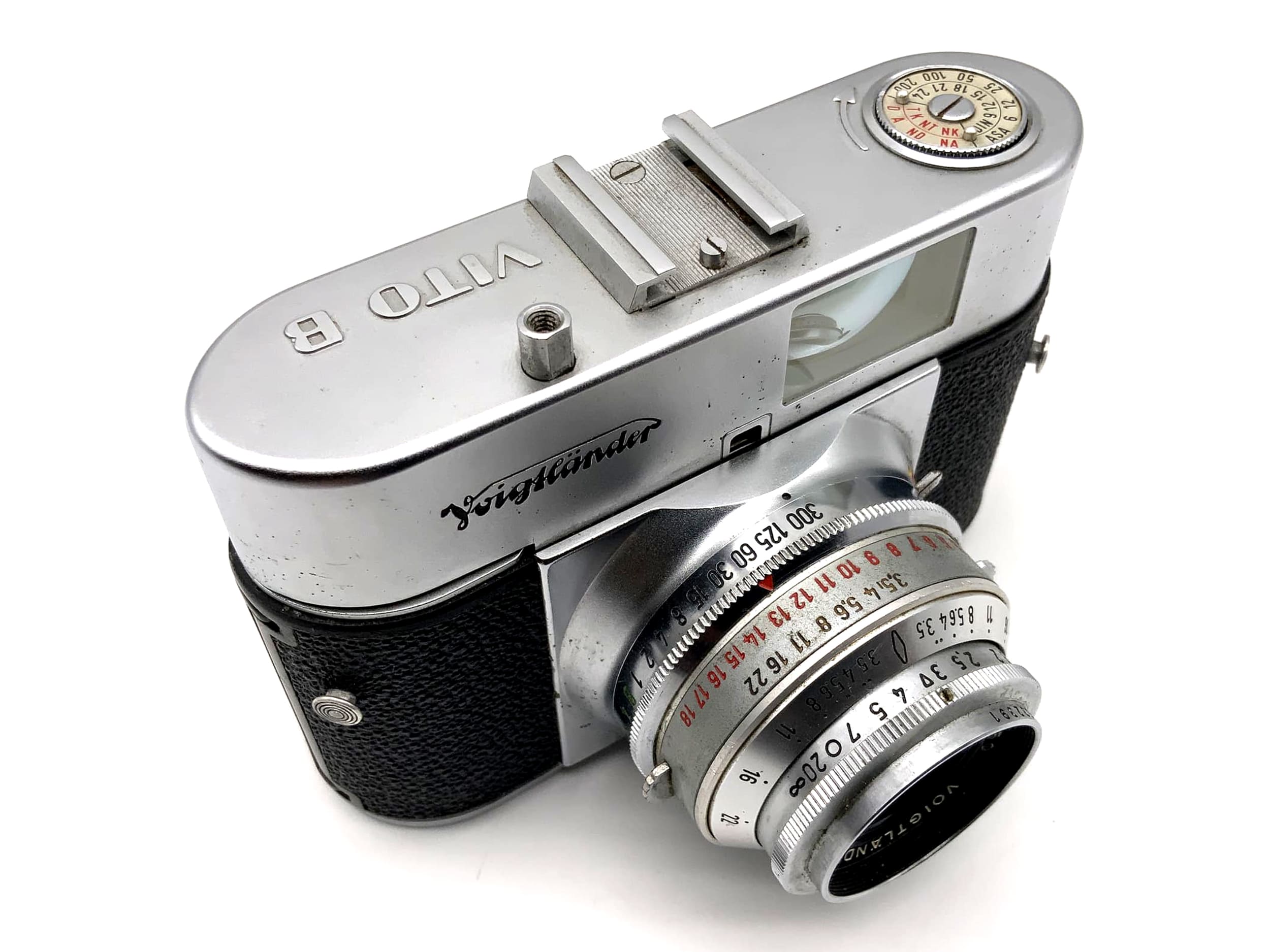 Voigtländer Vito B rangefinder camera with Color Skopar 50mm 1:3.5 and 35mm Prontor SVS lenses.