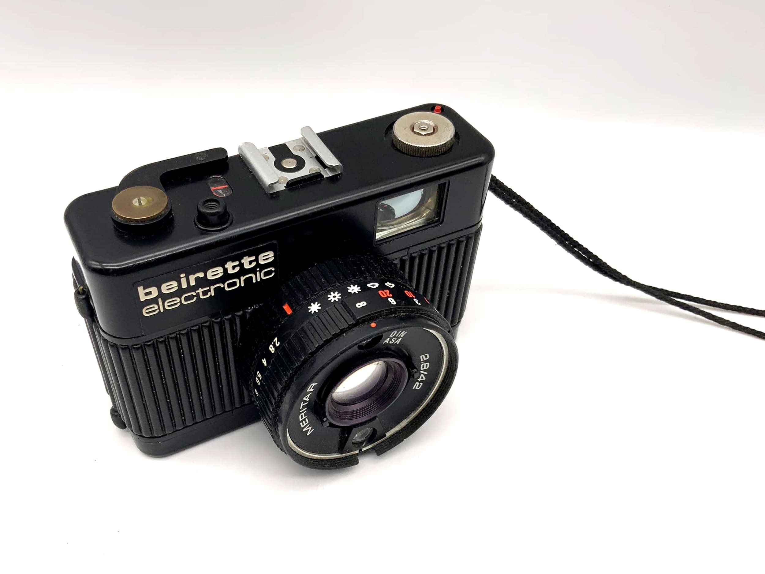 Beirette electronic viewfinder camera with Meritar 42mm 1:2.8 35mm compact camera