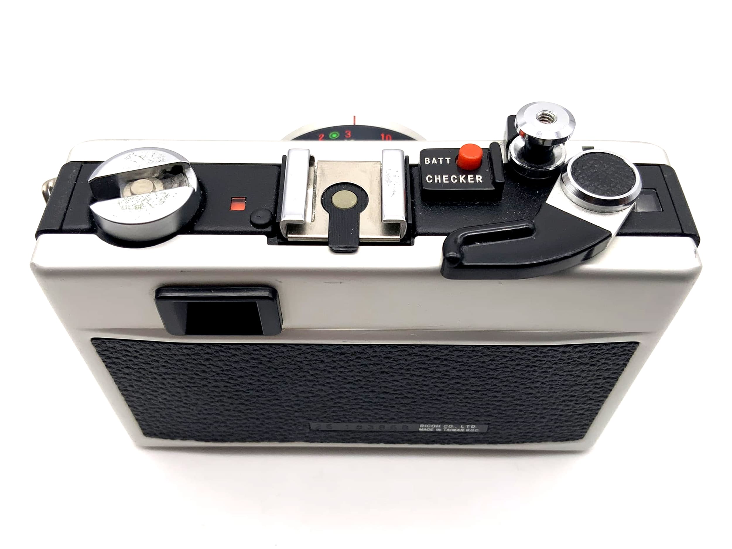 Ricoh 500 GX viewfinder camera with Rikenon 40mm 1:2.8 35mm compact camera (defective)