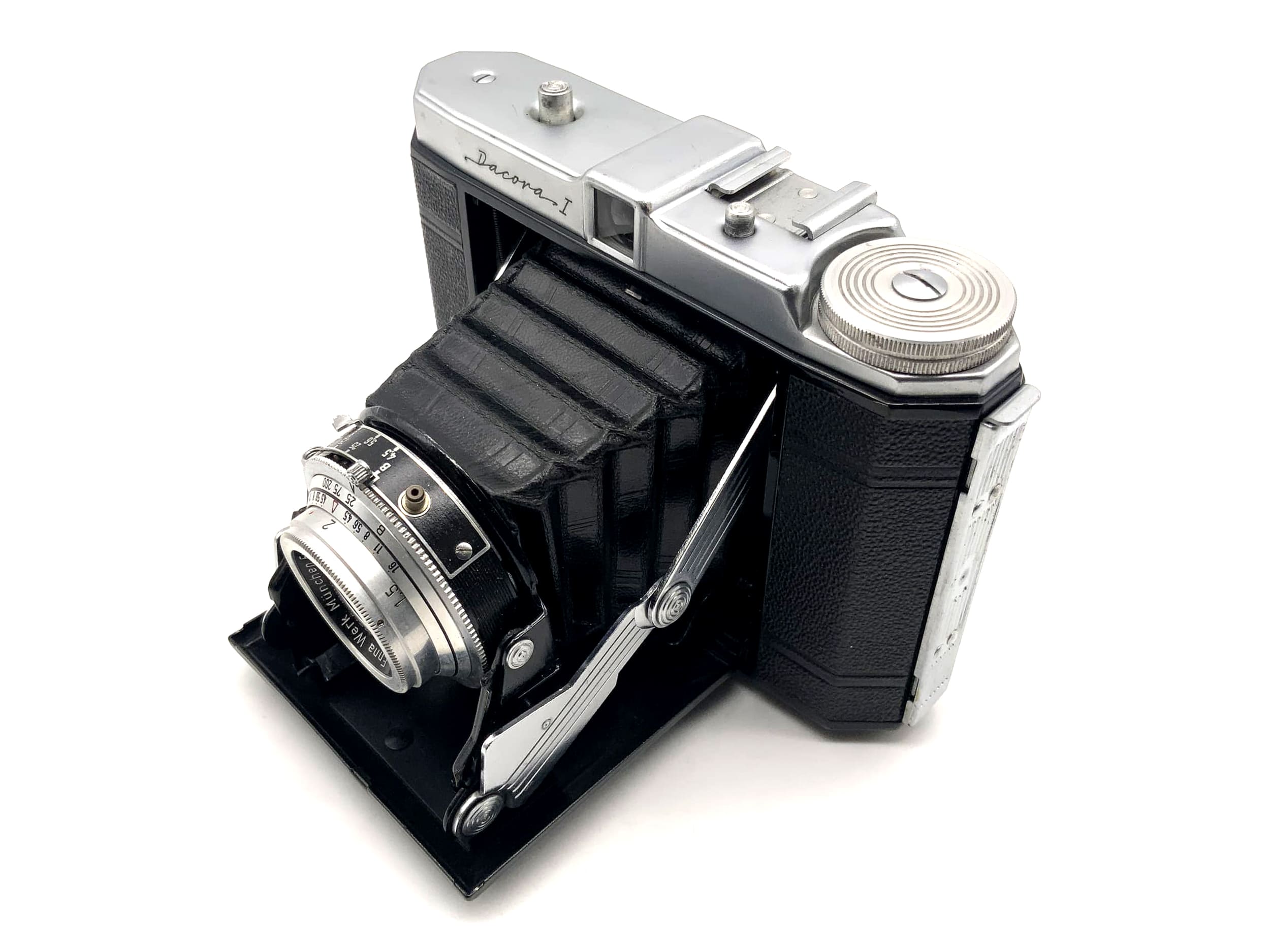 Dacora I folding camera with Ennar 1:4.5 7.5cm red C 1 Vario