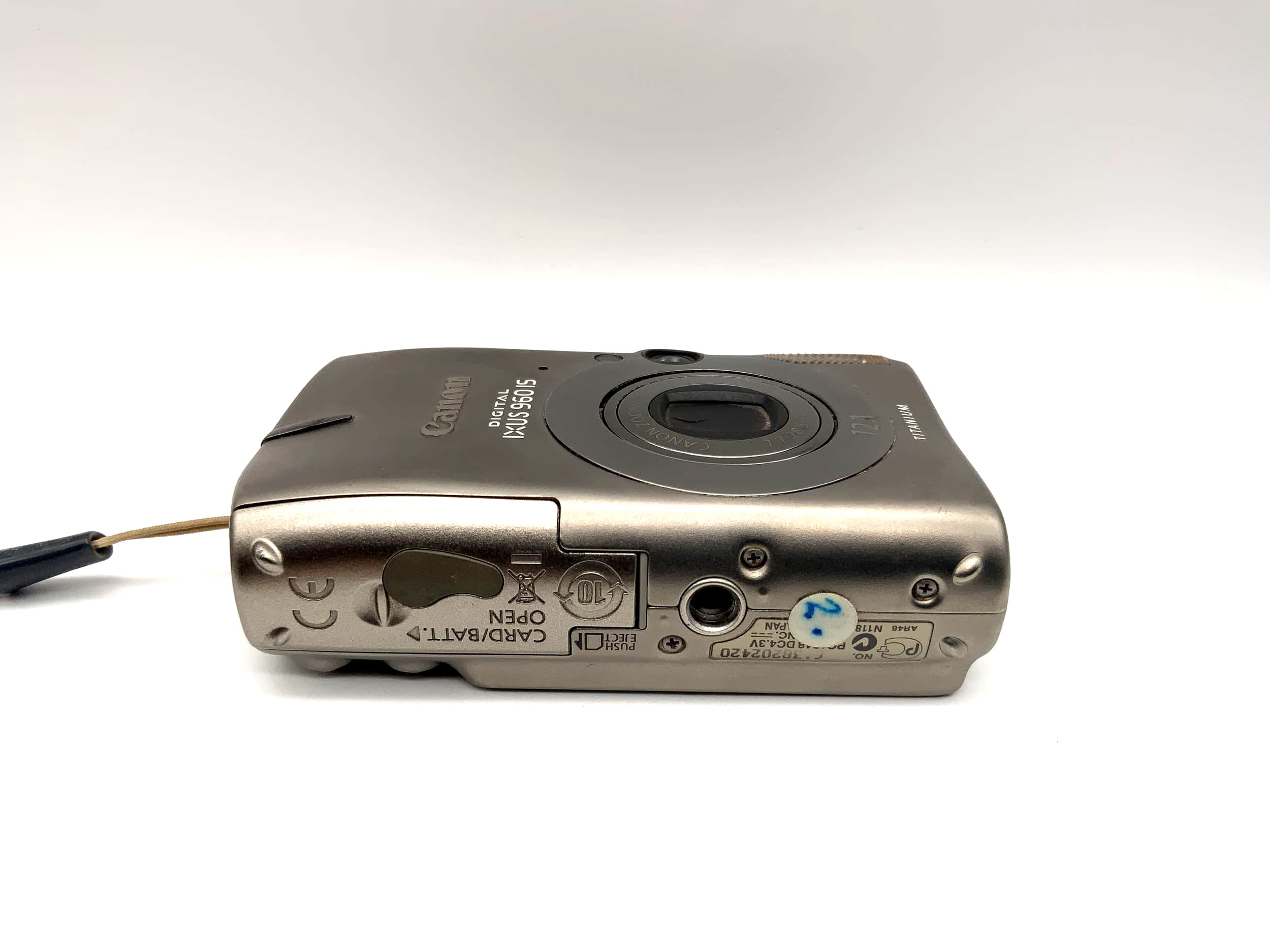 Canon IXUS 960 IS with Zoom Lens 3.7xIS 7.7-28.5mm 1:2.8-5.8 12.1 MP Titanium