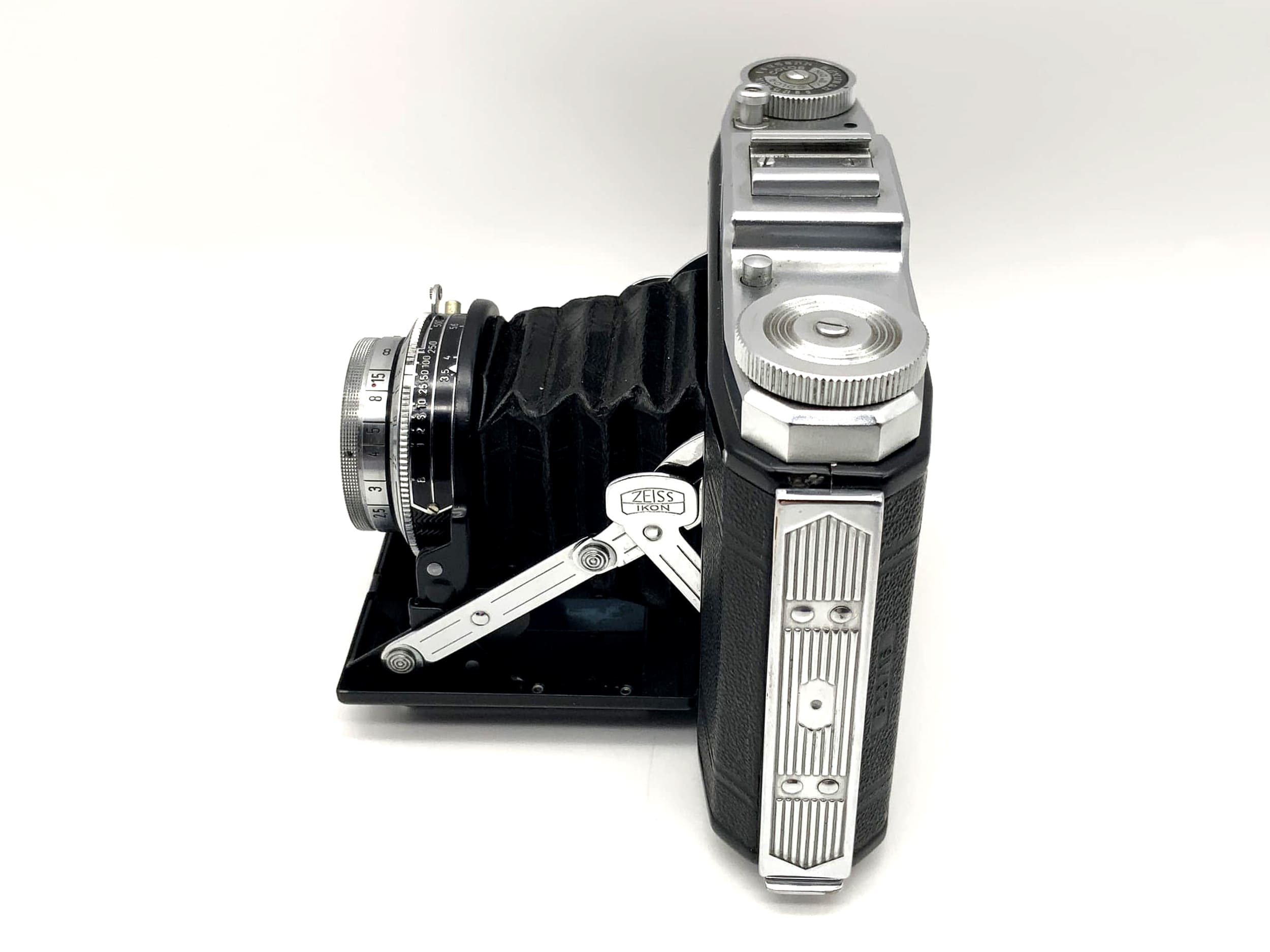 Zeiss Ikon Ikonta 523/16 with Zeiss-Opton Tessar 1:3.5 75mm red T Synchro-Compur