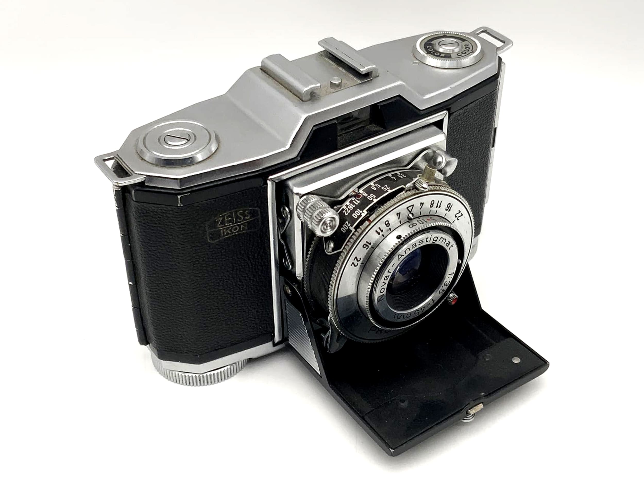 Zeiss Ikon Contina 522/24 folding camera with Novar Anastigmat 1:3.5 f=45mm Pronto