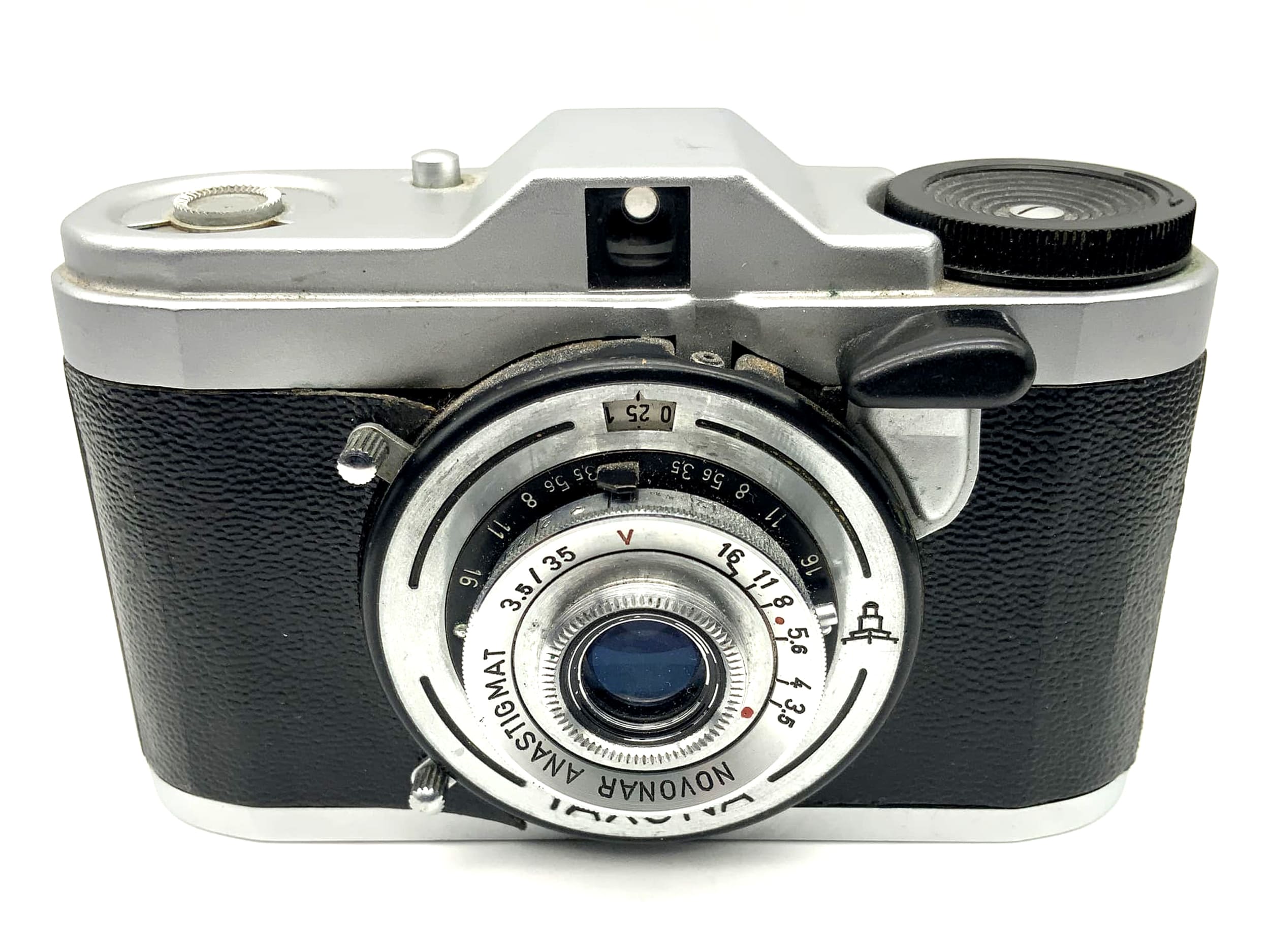 Pentacon Taxona viewfinder camera with Novonar Anastigmat 3.5/35 red V