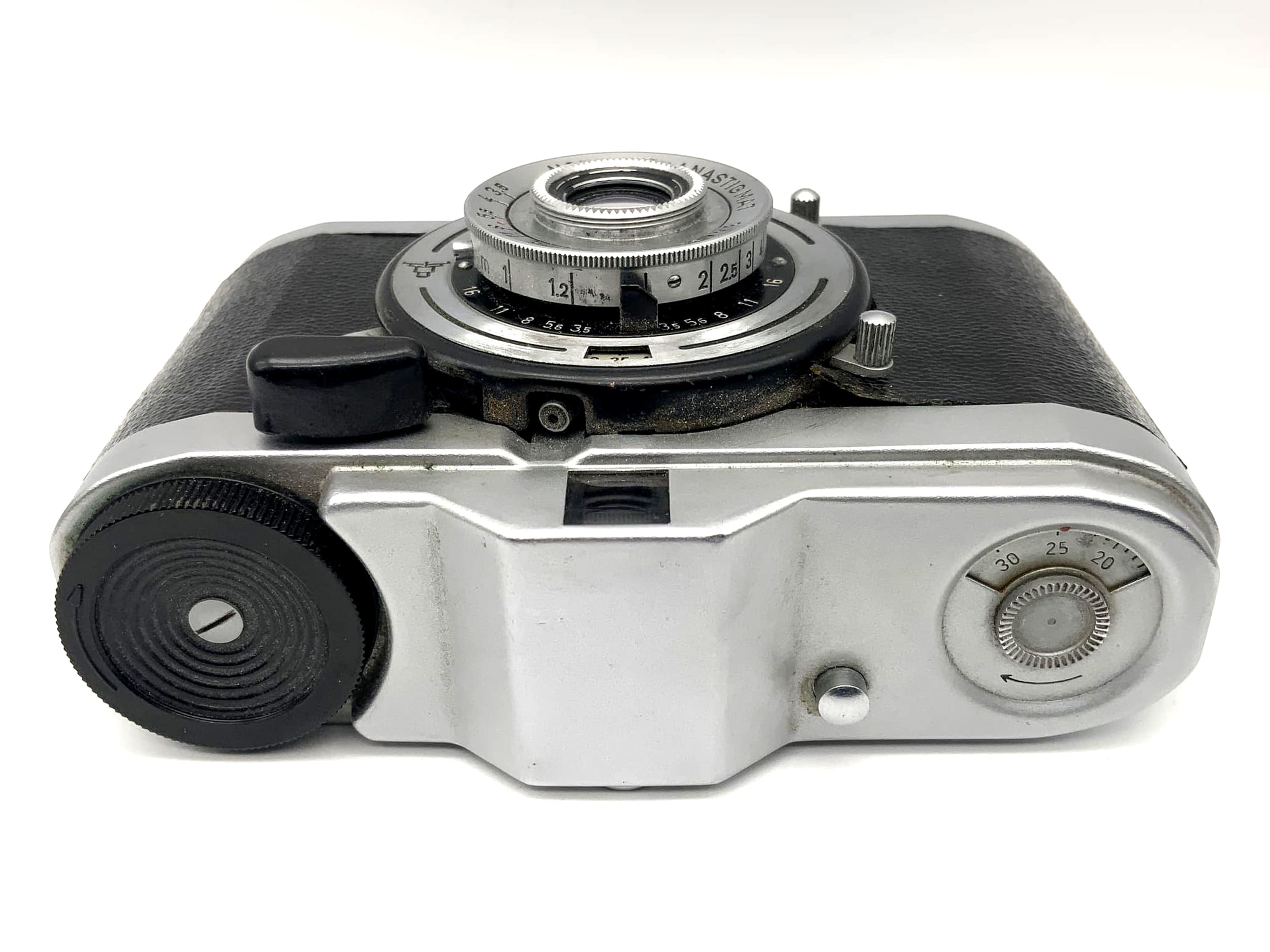 Pentacon Taxona viewfinder camera with Novonar Anastigmat 3.5/35 red V