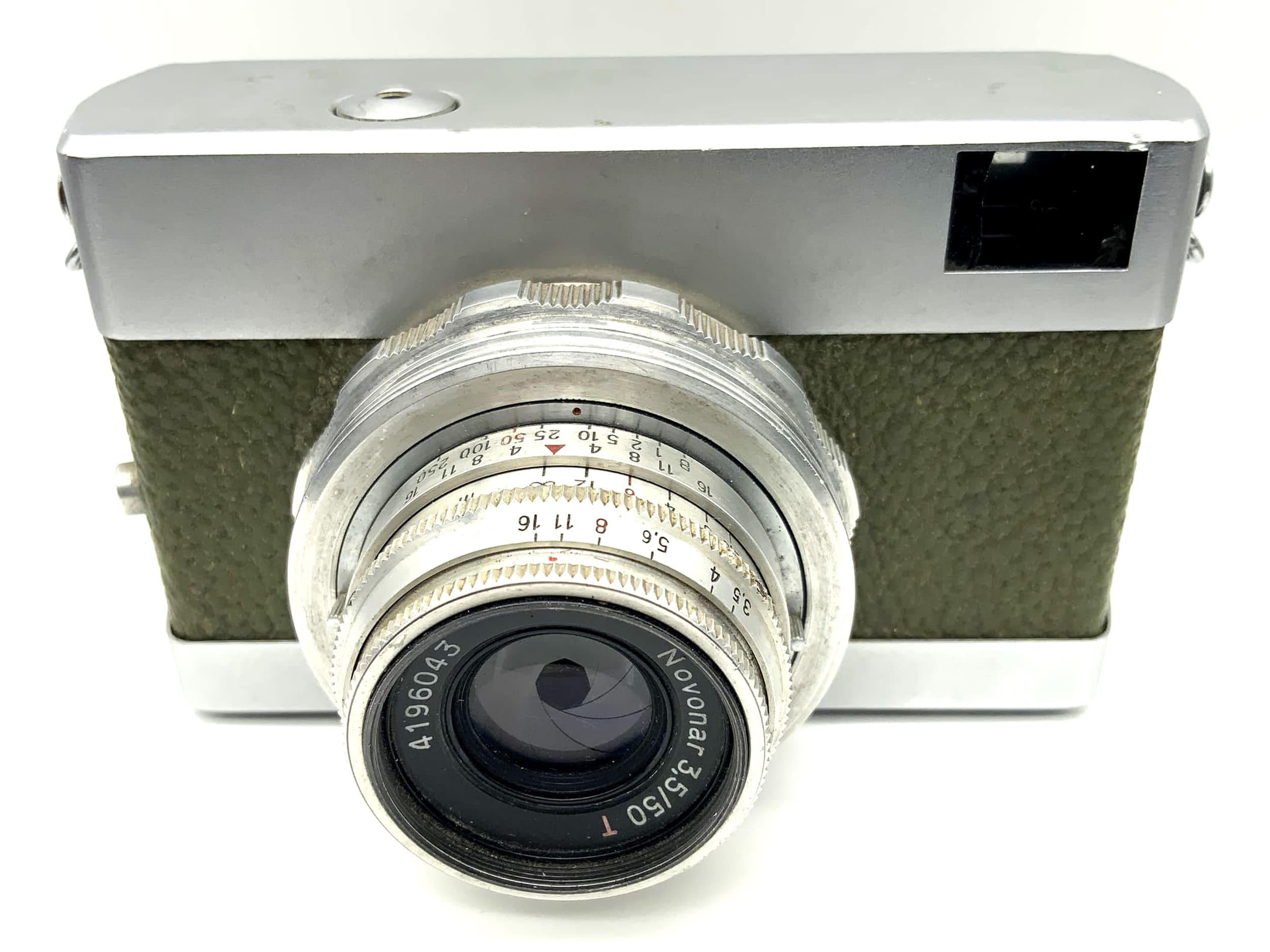 Pentacon Werra viewfinder camera with Novonar 3.5/50 red T compact camera analog camera