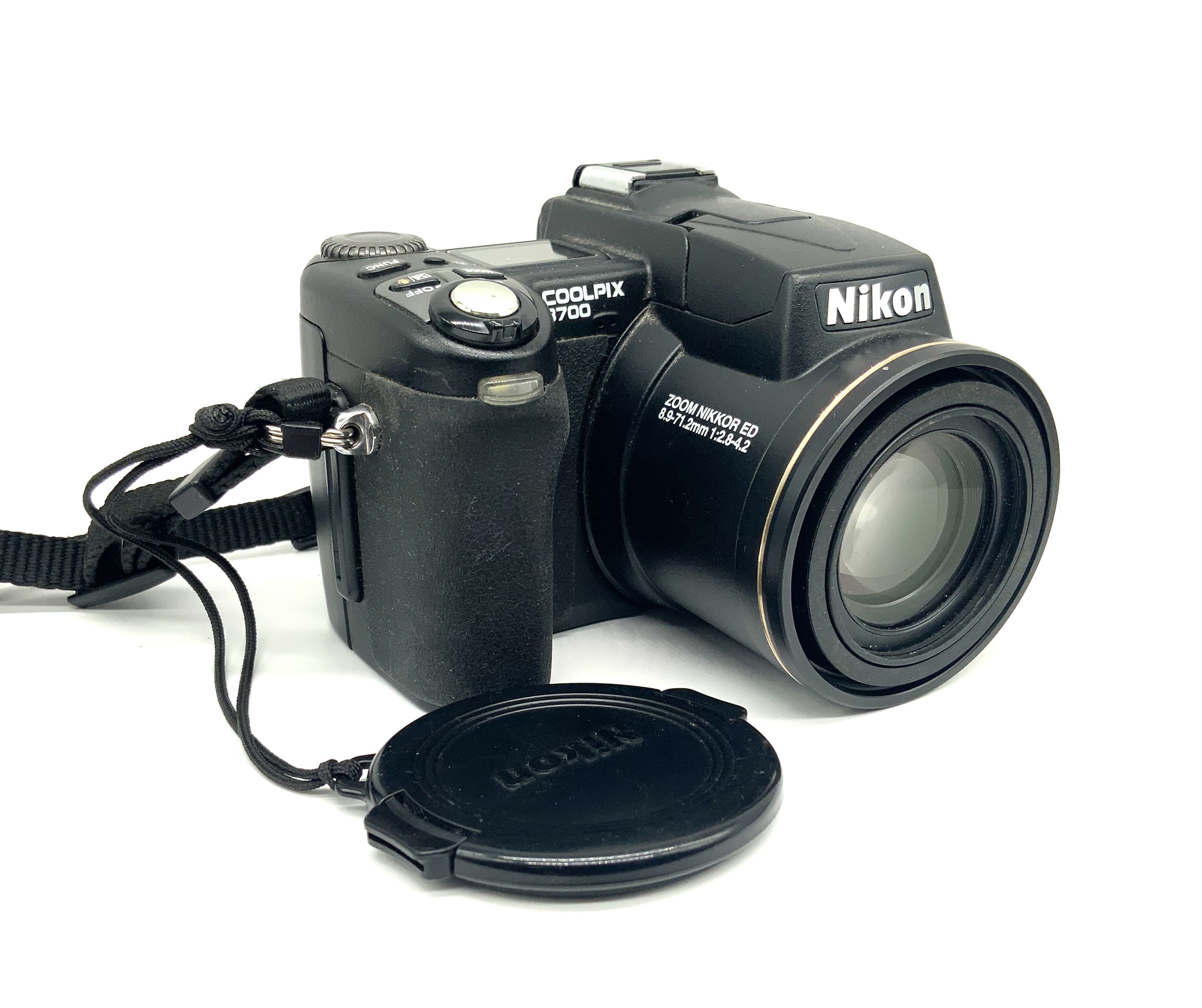 Nikon Coolpix 8700 Bridgekamera mit Nikkor 8.9-71.2 1:2.8-4.2 Digitalkamera