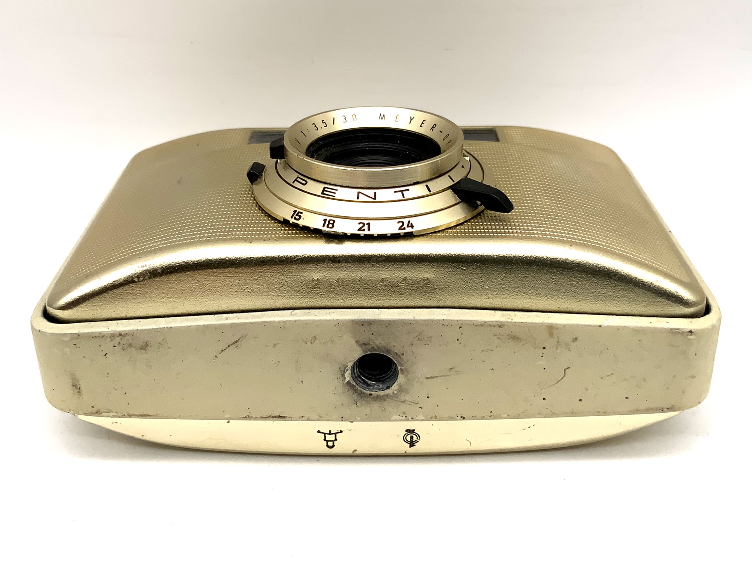 Pentacon Penti I rangefinder camera with Meyer Optik Domiplan V 1:3.5 30mm analog camera