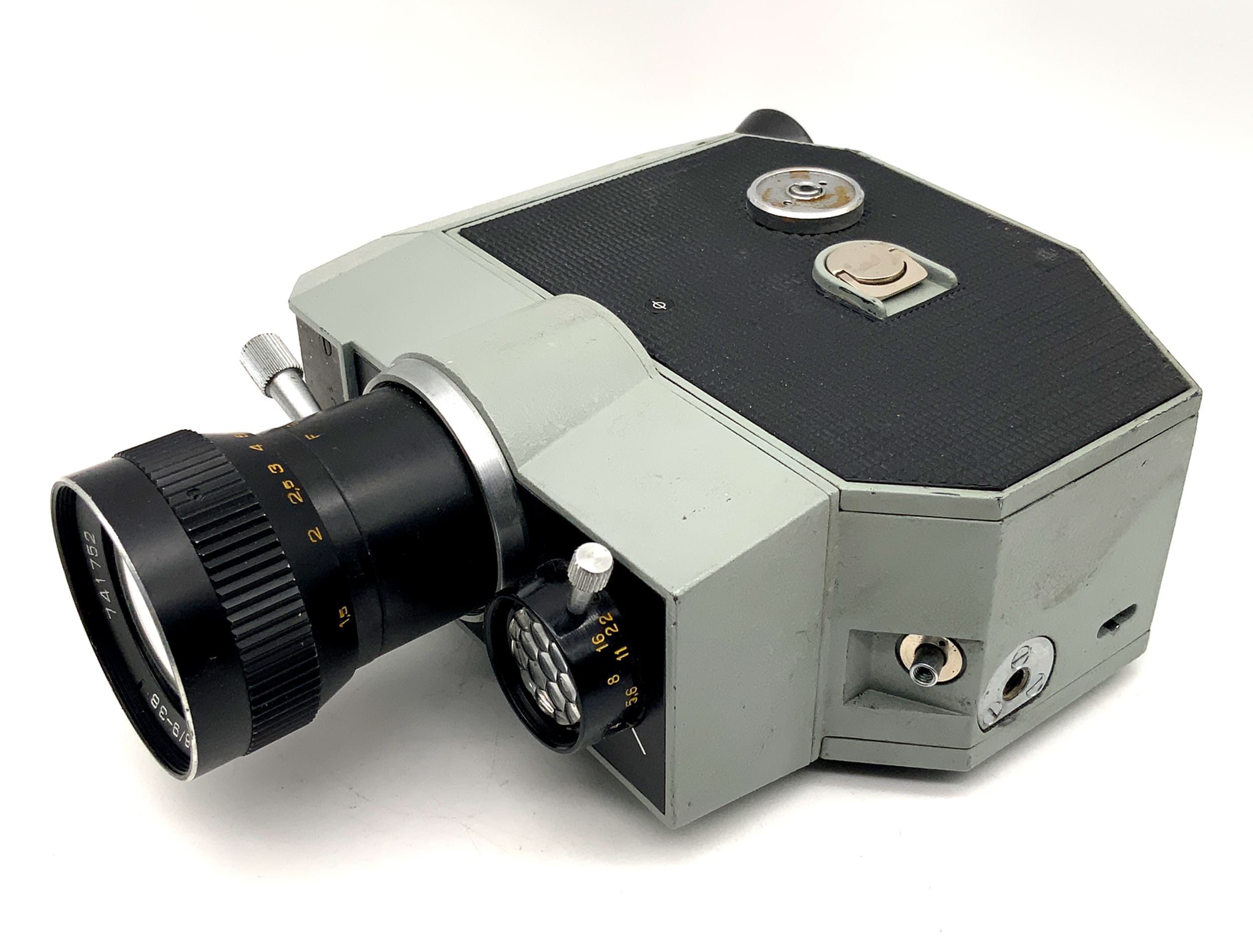 Zenit Quartz DS8-3 film camera with Meteor-8M 1.8/9-38mm Super 8