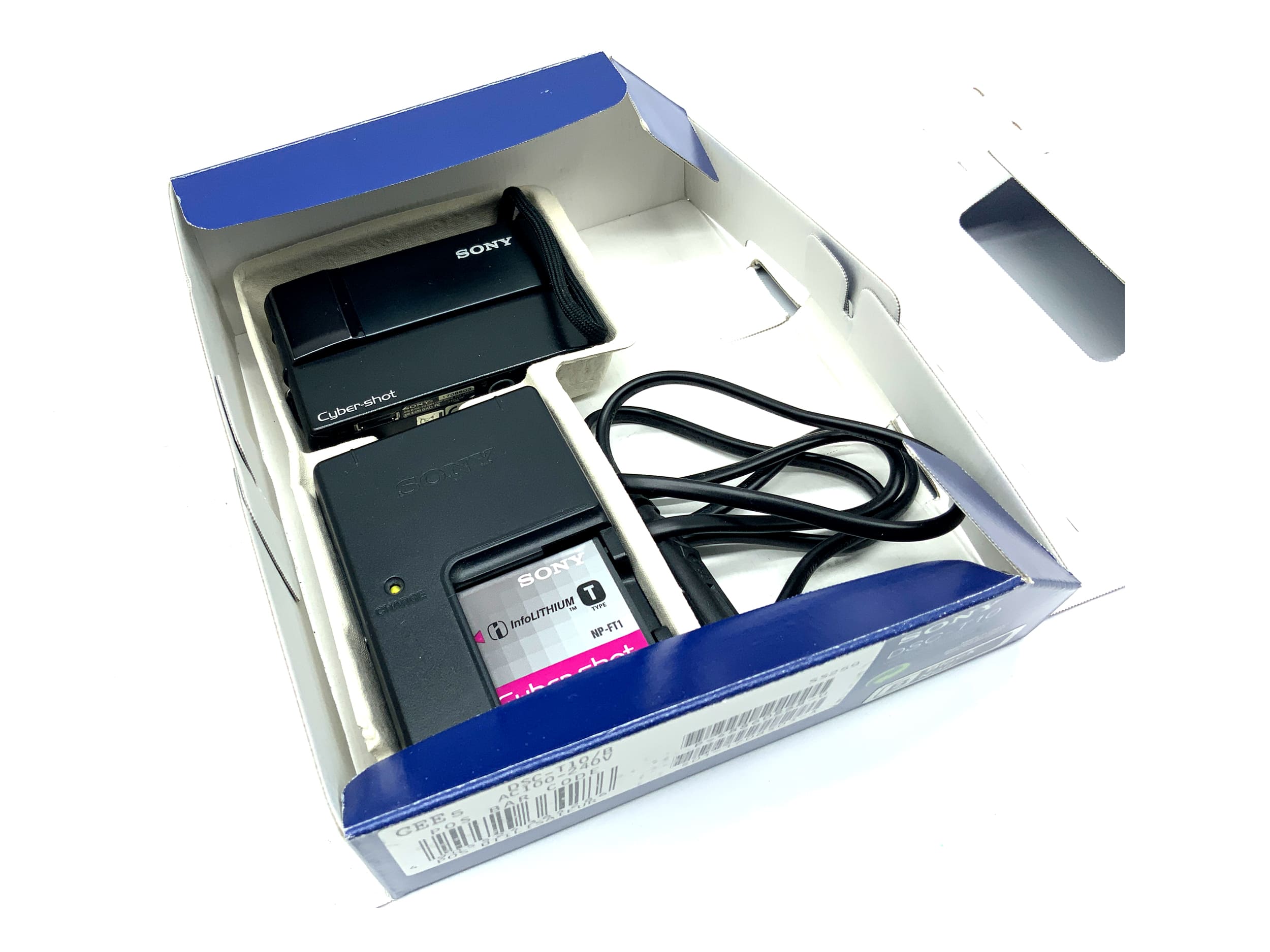 Sony Cyber-Shot DSC-T10 Digital Compact Camera with 6.33-19mm 1:3.5-4.3 lens in original packaging