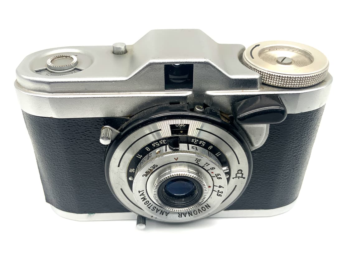 Pentacon Taxona Sucherkamera mit Novar Anastigmat 35mm 1:3.5 red V Analogkamera