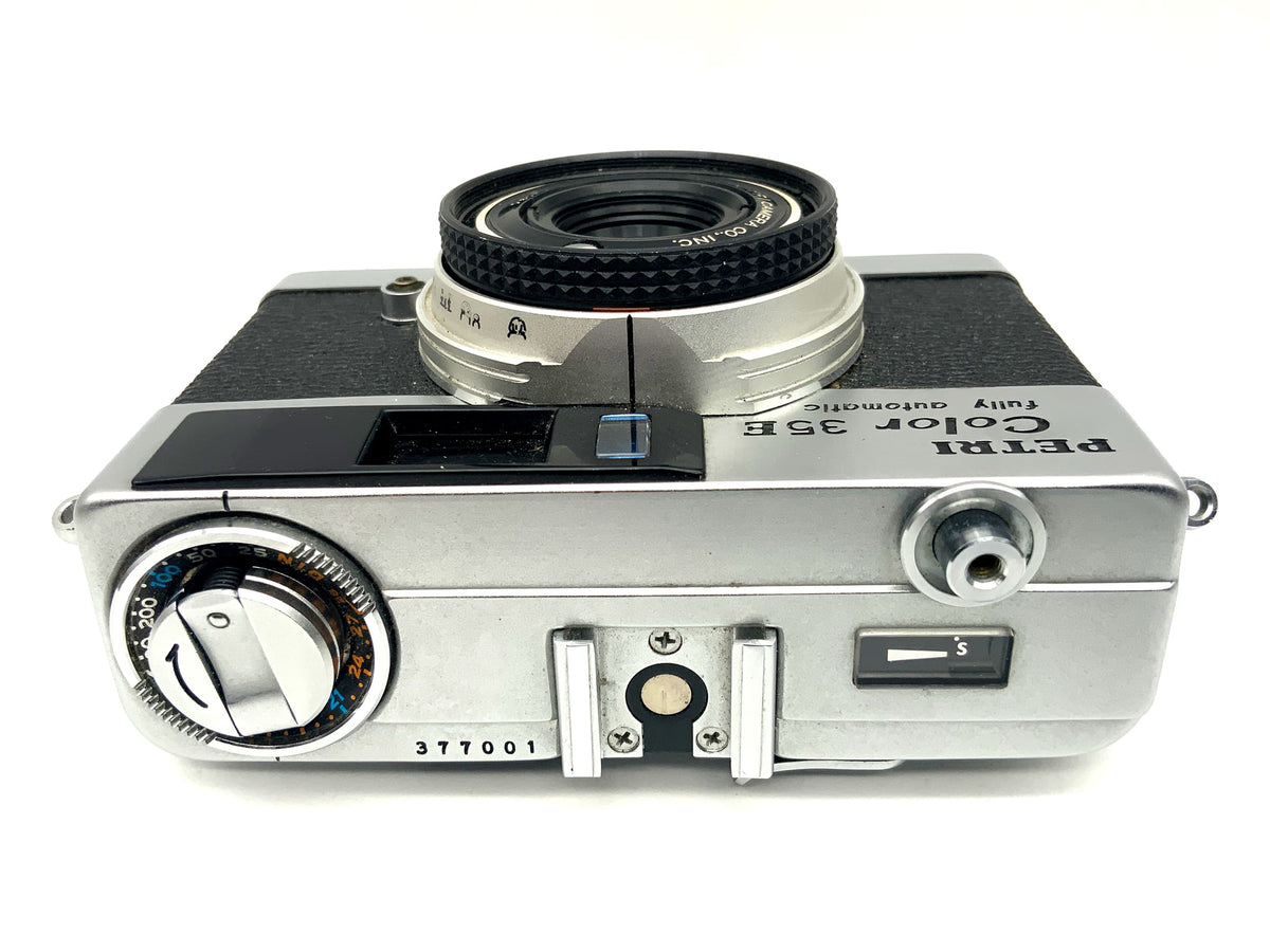 Petri Color 35E viewfinder camera with 40mm 1:2.8 compact camera, analog camera