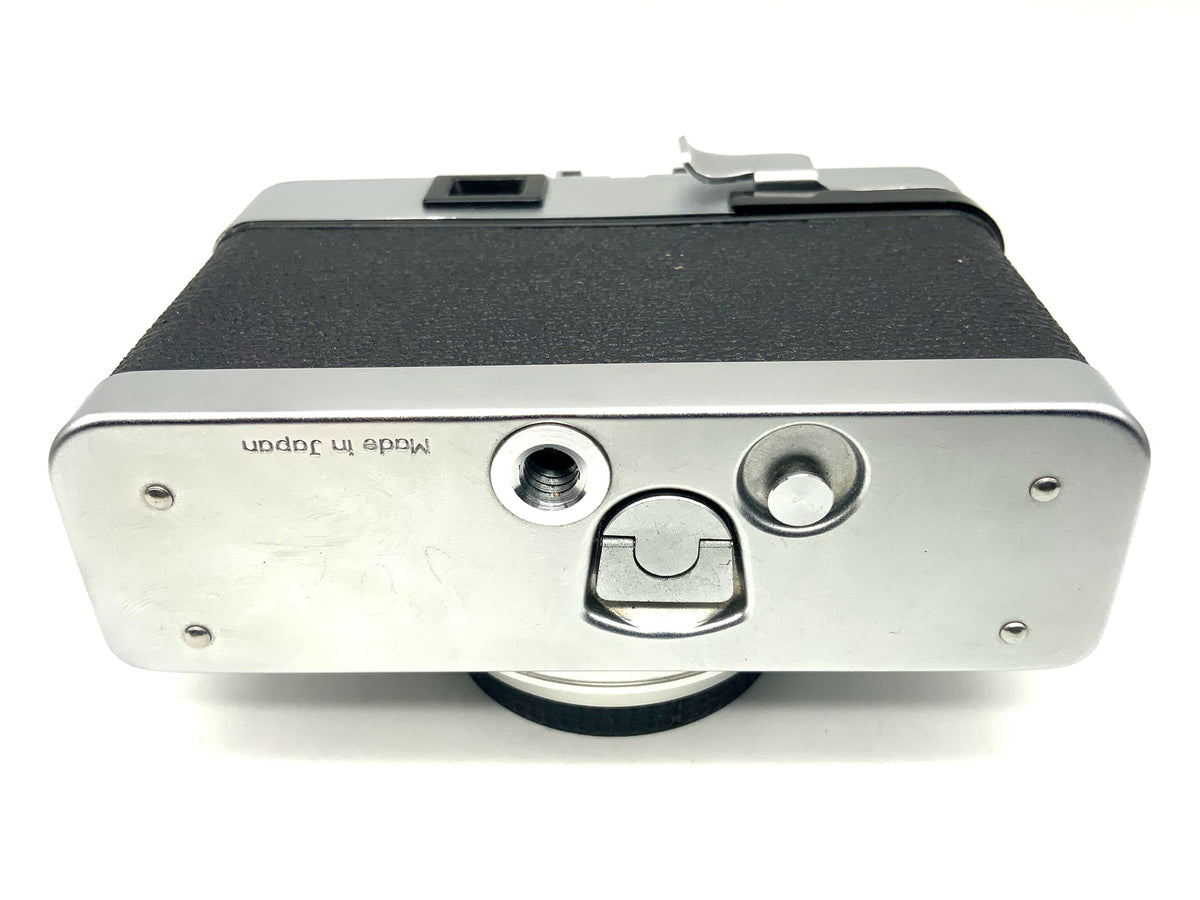 Petri Color 35E viewfinder camera with 40mm 1:2.8 compact camera, analog camera